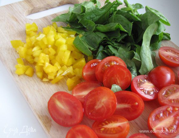 Болгарский перец нарезать мелким кубиком, черри разрезать на половинки, крупно нарезать шпинат.