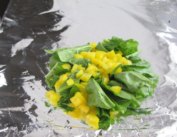 Подготовить два листа фольги. На одну половину выложить шпинат с болгарским перцем.