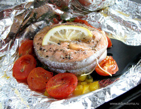 Форель в шампанском готова, с помощью лопатки переносим рыбу с овощами на сервировочное блюдо. Не забыть удалить нить!