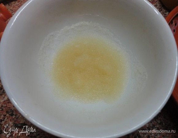 Желатин замочить в холодной воде на 5-7 минут.