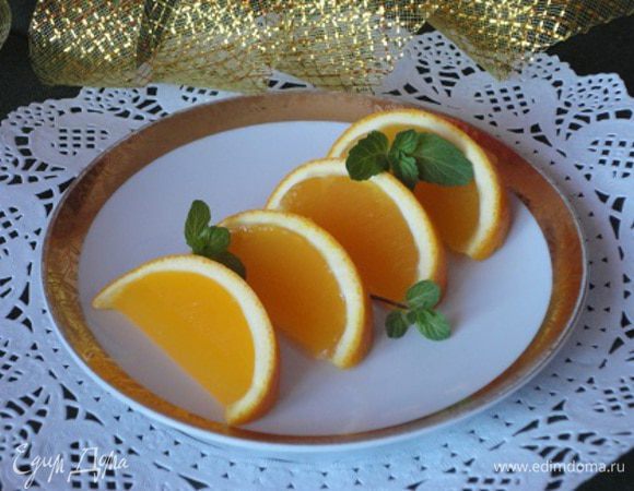 Аккуратно разрежьте фрукты с желе на дольки и подавайте на стол, украсив листочками мяты.