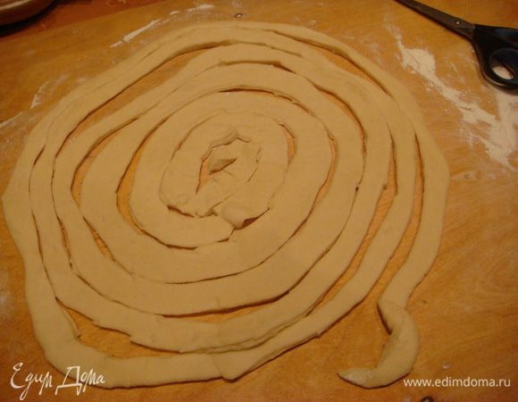 Большую часть раскатать,не так тонко и ножницами по кругу нарезать полоски ,стараться ровнее,мне понравился такой вариант больше(можно просто ножом полосы,но потом придется кончики скреплять)
