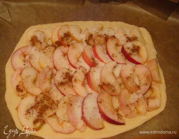 Начинка:яблоки очистить от сердцевины,если кожура жесткая лучше почистить,нарезать на дольки.
Раскатать др. часть теста выложить яблоки,посыпать сахар по вкусу и посыпать корицей(для аромата)
Переносим вязку на основную часть ,это оч.просто с бумаги она легко накроет яблоки.