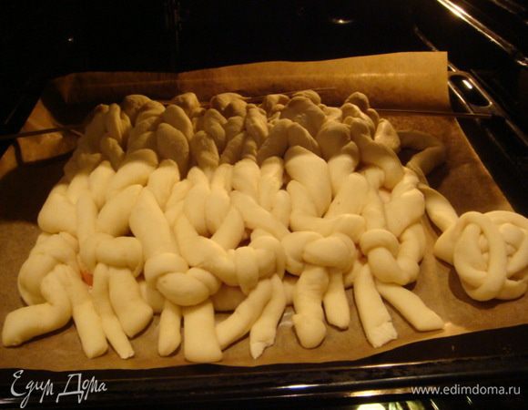 На расстойку в подогретую духовку до 40 градусов  ,потом духовку выключаем и оставляем пирог на 30 минут.
Вот такой получается.
Выпекаем при 170-180 гр.30 минут смазать сл.масло верх и на верхний подогрев (гриль)на 2 минутки.