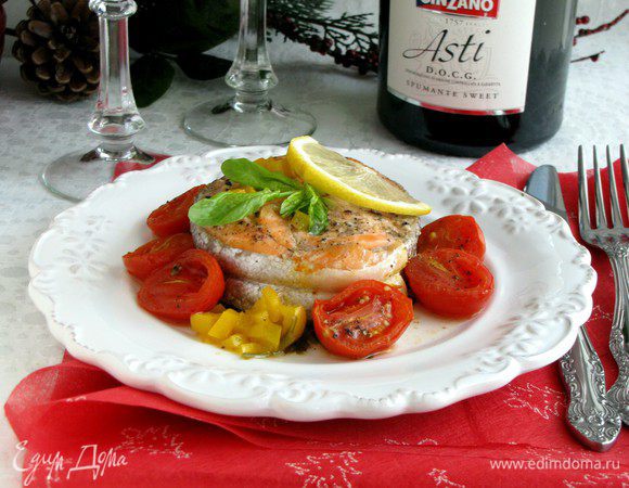 Вокруг рыбы выложить запеченные помидорки. Украсить зеленью. Приятного аппетита!