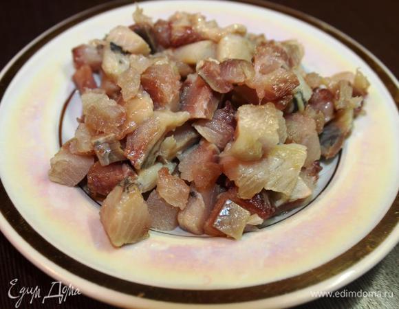 Пока варятся яблоки очищаем сельдь и нарезаем ее маленькими кусочками (лучше брать бочковую, но пойдет и фасованное филе). 