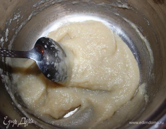 Яблоки откидываем на сито, сцеживаем от лишней жидкости и протираем. 
К полученной массе добавляем манную крупу и тщательно перемешиваем, ставим на маленький огонь и, постоянно помешивая, прогреваем минут 5 до разбухания манки. 