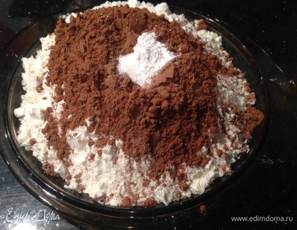 Духовку разогрейте до 160°C. Смешайте муку с какао, разрыхлителем и щепоткой соли.