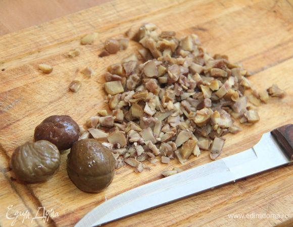 Консервированные каштаны порубить средним кубиком.