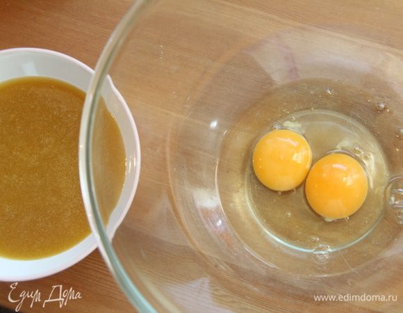 Яйца взбить, добавить медовую смесь. 