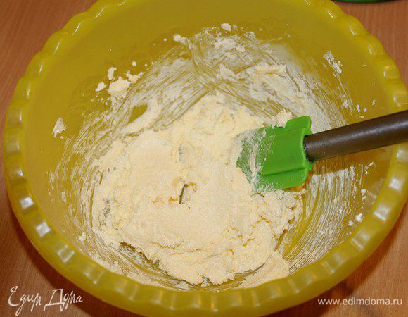 Взбить масло с сахаром.