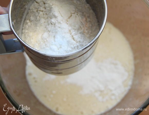 Муку с разрыхлителем просеять прямо в смесь...