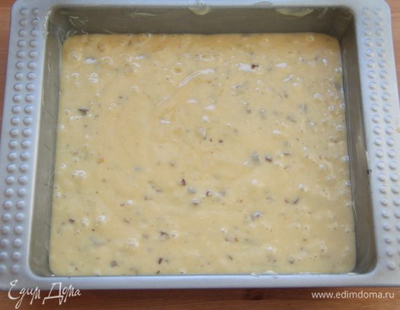 Форму для выпечки (у меня 19х21см) смазать сливочным маслом, вылить тесто. 
В оригинальном рецепте форма была круглая...впрочем, на вкусе это не отражается.