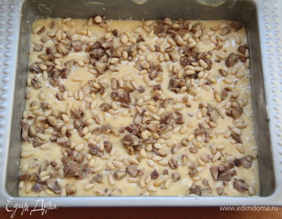 Смешать оставшиеся рубленые каштаны, кедровые орехи и соль и выложить сверху теста. В оригинальном рецепте соли была чайная ложка, но мне показалось это слишком смело...может кто и рискнёт...