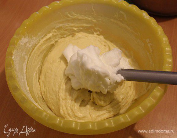 Отдельно взбить белки в стойкую пену, и лопаткой аккуратно ввести в тесто.