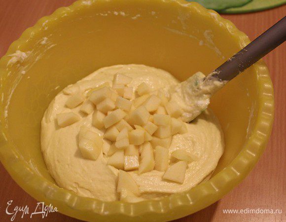 Добавить очищенную и порезанную кусочками сочную грушу.