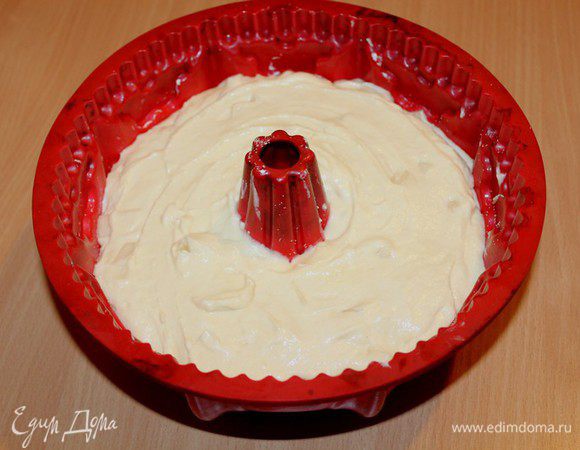 Выложить тесто в смазанную форму.