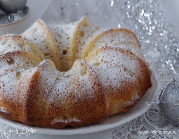 Готовый кекс немного остудить в форме, затем вынуть и остудить , посыпать сахарной пудрой.