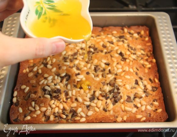 Готовый пирог оставить в форме на 5 минут, затем переложить на решётку. Полить верх пирога 2 ст.л. тёплого мёда. 