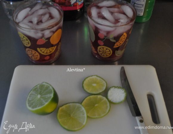 Лайм порежем на кружки. В стаканы разольем смешанные в емкости отдельной: сок,содовую,водку и сок лайма. Перемешаем.