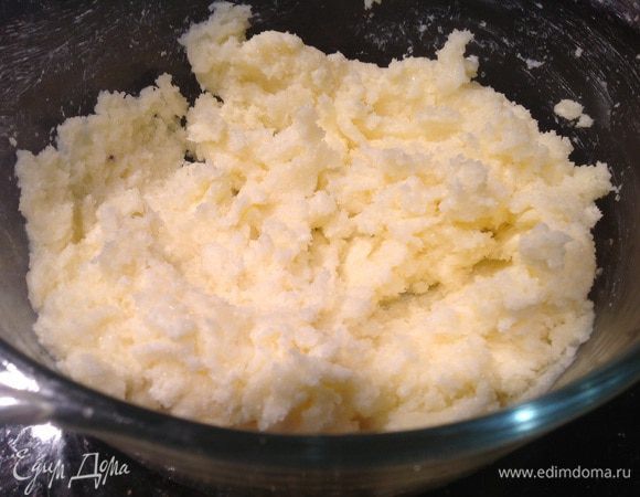 Размягченное масло взбейте с сахаром до пышной массы.