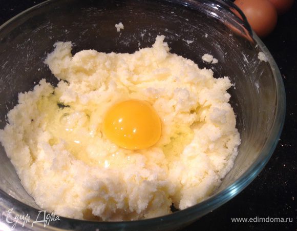 Затем по одному введите яйца, продолжая взбивать.