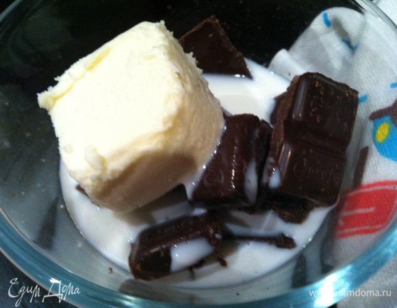 Пока кекс остывает, приготовьте глазурь. Растопите на водяной бане (или в микроволновке) шоколад с молоком и сливочным маслом, хорошо перемешайте.