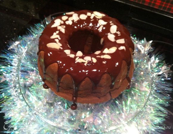 Покройте кекс шоколадом и посыпьте миндальными лепестками. Приятного аппетита!