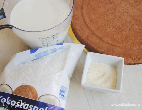 Итак берем готовый бисквит шоколадный и кокосовую стружку.