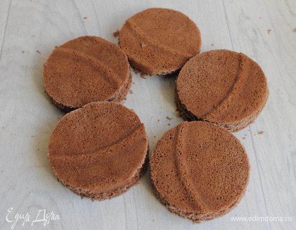 Вырезаем круги из бисквитов. Вот такие заготовки у нас будут. Делаем их парное количество.