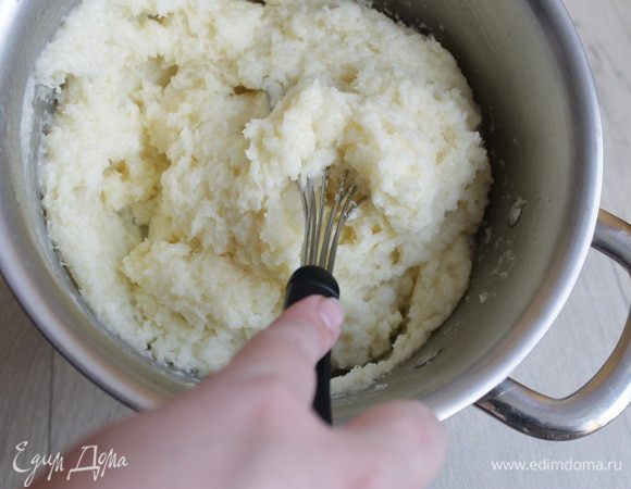 Теперь варим манную кашу. Разогреваем молоко добавляем туда сахар, доводим до кипения и всыпаем тонкой струйкой манку, при этом мешаем. Добавим ванильный сахар. Проварим кашу до зaгустения и добавим в готовую уже кокос. Убираем с огня кашу. Даем ей слегка остыть и срaзу добавляем масло. По рецепту его надо было взбить сначала и затем только добавить частями кашу но я просто  добавила и хорошо размешала. Накроем пленкой кашу и дадим полностью остыть.