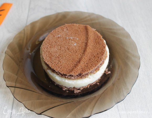 Когда нашa каша остынет. Берем один кружок, кладем его  на дно формочки, сверху каша, слегка еe утрамбовываем и кладем другой кружок бисквитa . Снимаем нашу форму.