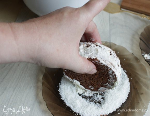 Теперь нам нужно взбить сливки. Можно к ним добавить немного сахара. И берем готовое пирожное и обваливаем слегка в сливках и кокосе потом.