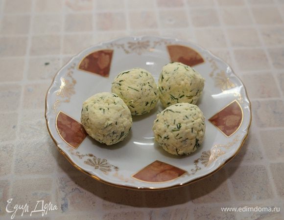 Растереть их в миске, добавить мелкопорезанный укроп. Чтобы опять скатать массу в шарик, надо добавить сметану или майонез. Для 4 желтков хватило буквально 2 чайных ложек майонеза, если будете использовать сметану – немного подсолите. Скатать шарики из желтков и положить их обратно в яйцо. Таким образом, у нас должна получиться красивая серединка у рулета.