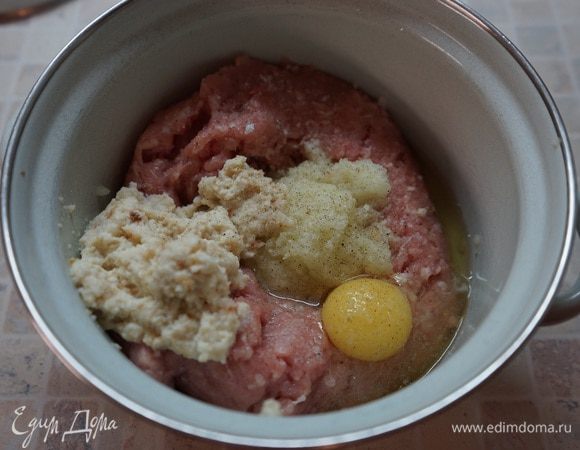 Приготовим фарш. В перекрученное филе добавим мелконарезанный лук, сырое яйцо, соль, любимые специи. Хорошо вымешиваем.
Чернослив промыть, измельчить в блендере.