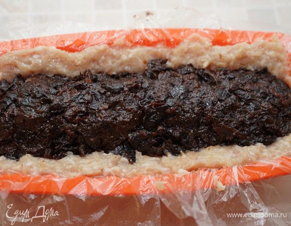 Сверху закрываем черносливом, плотно прижимаем его вокруг яйца, чтобы не было пустот. Закрываем оставшимся фаршем, плотно прижимаем.
Пока занимаемся тестом - отправляем форму в холодильник.