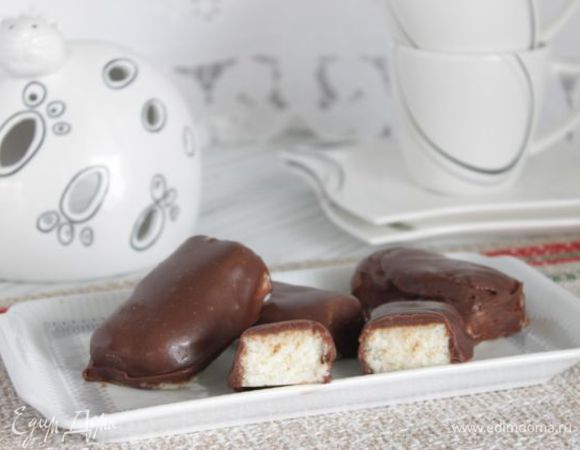 У меня еще остался крем. И я сделала конфеты. Это гораздо вкуснее Баунти. Попробуйте! Я взяла крем распределила на бумаге  в виде квадрата. Нарезала и поставила ненадолго в морозилку. Затем залила шоколадом. 
Пусть у вас будет все шоколаде!!