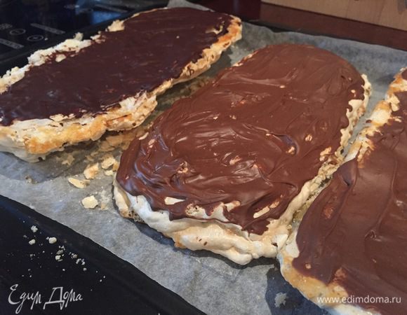 200 г чёрного шоколада. Растопить. Смазать 2 коржа с 2-ух сторон, 1 только с одной. Охладить в холодильнике поэтапно. Это, чтоб коржи не размякли.