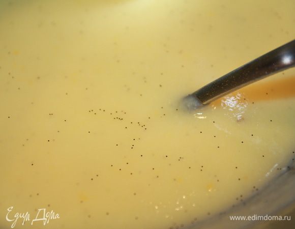 Молоко соединить с сахаром и на маленьком огне прогреть до растворения сахара, но не кипятить! Яйца перемешать и к ним влить молоко с сахаром. Вернуть смесь на плиту. На медленном огне постоянно помешивая варить крем до конкретного загустения, но не кипятить, крем свернётся. У меня занял этот процесс 4 минутки плюс минус. Но один крем я попортила. Добавить семена ванили. Охладить. 