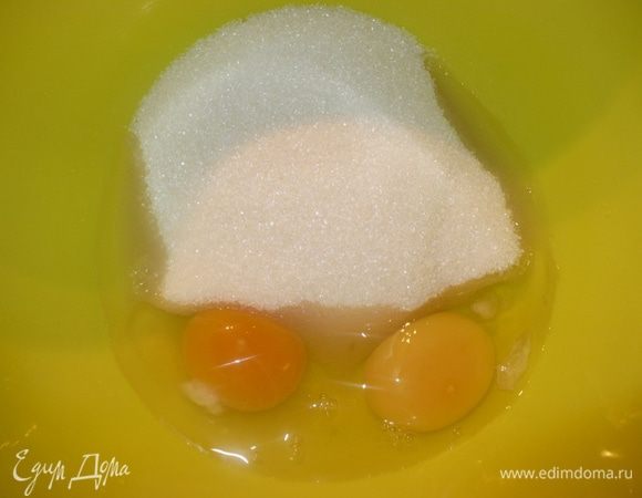 Яйца взбиваем с сахаром.