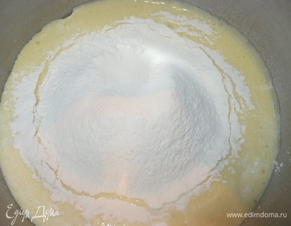 Добавляем муку.