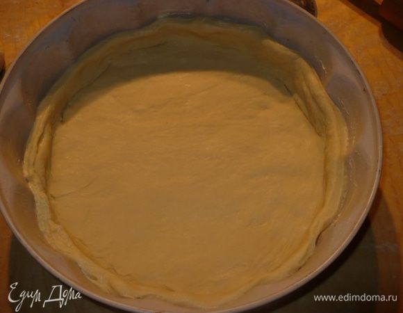 Тесто раскатать и выложить в смазанную сливочным маслом форму.