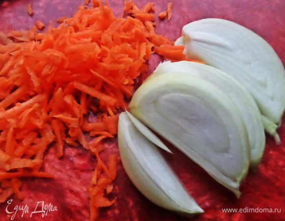 Морковь натереть, лук измельчить.
