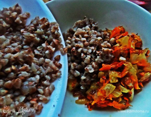 Высыпать половину пакетика гречки в обжаренные овощи. Посолить, поперчить, перемешать!