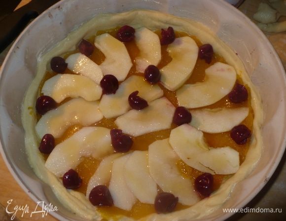 Выложить вишню и полить 1 ст.л. меда.