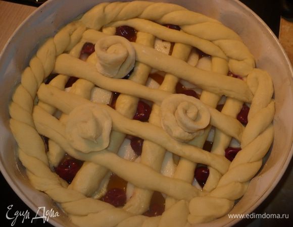 Сделать из теста сверху плетенку, смазать яйцом и в духовку 160 гр. 30-40 мин.