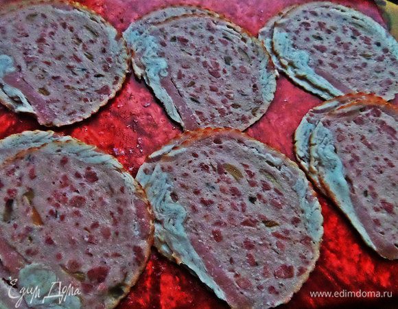 Ветчину или ветчинную колбасу разложить по 2 ломтика.