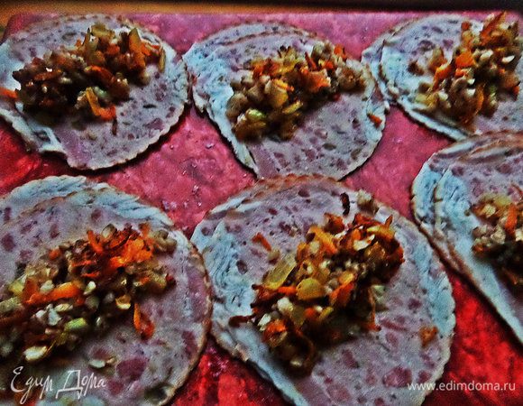 Положить на середину гречневую начинку.