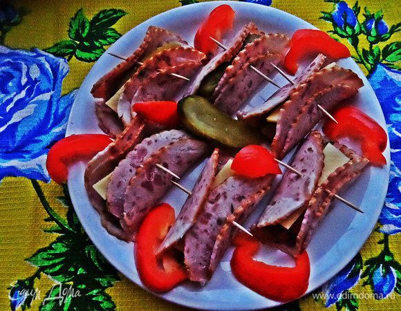 Можно подержать в микроволновке, чтобы сыр расплавился, но мне нужно было сразу подавать на стол закусочку, поэтому и так вкусно!