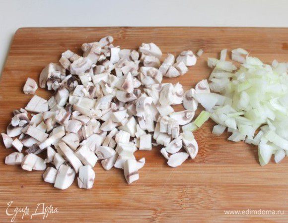 Итак, берем шампиньоны, лук, яйца, морковь я уже сварила, и грудка у меня вареная. Почистим грибы и нарежем. Лук тоже надо нарезать. Обжарим все на масле. И откинем на дуршлаг, чтобы масло стекло.